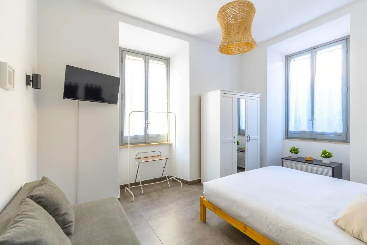 Hostly - Nicole Apartment Volturno- Full Rome Center 0*,  Italië