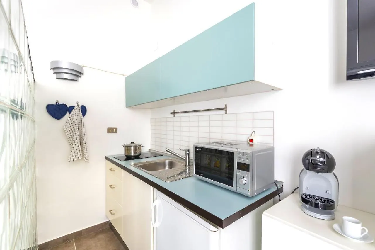 Hostly - Nicole Apartment Volturno- Full Rome Center