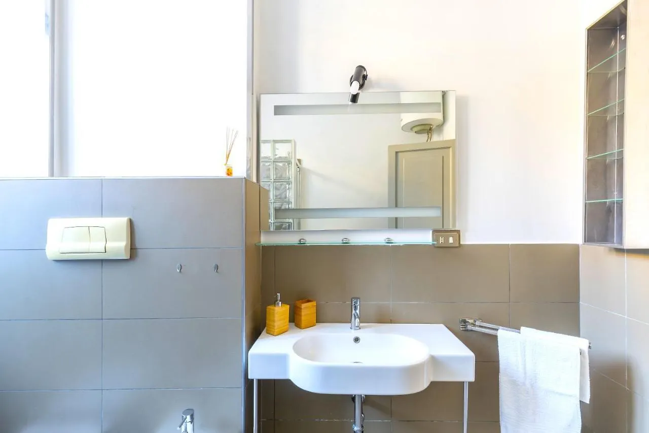 Hostly - Nicole Apartment Volturno- Full Rome Center